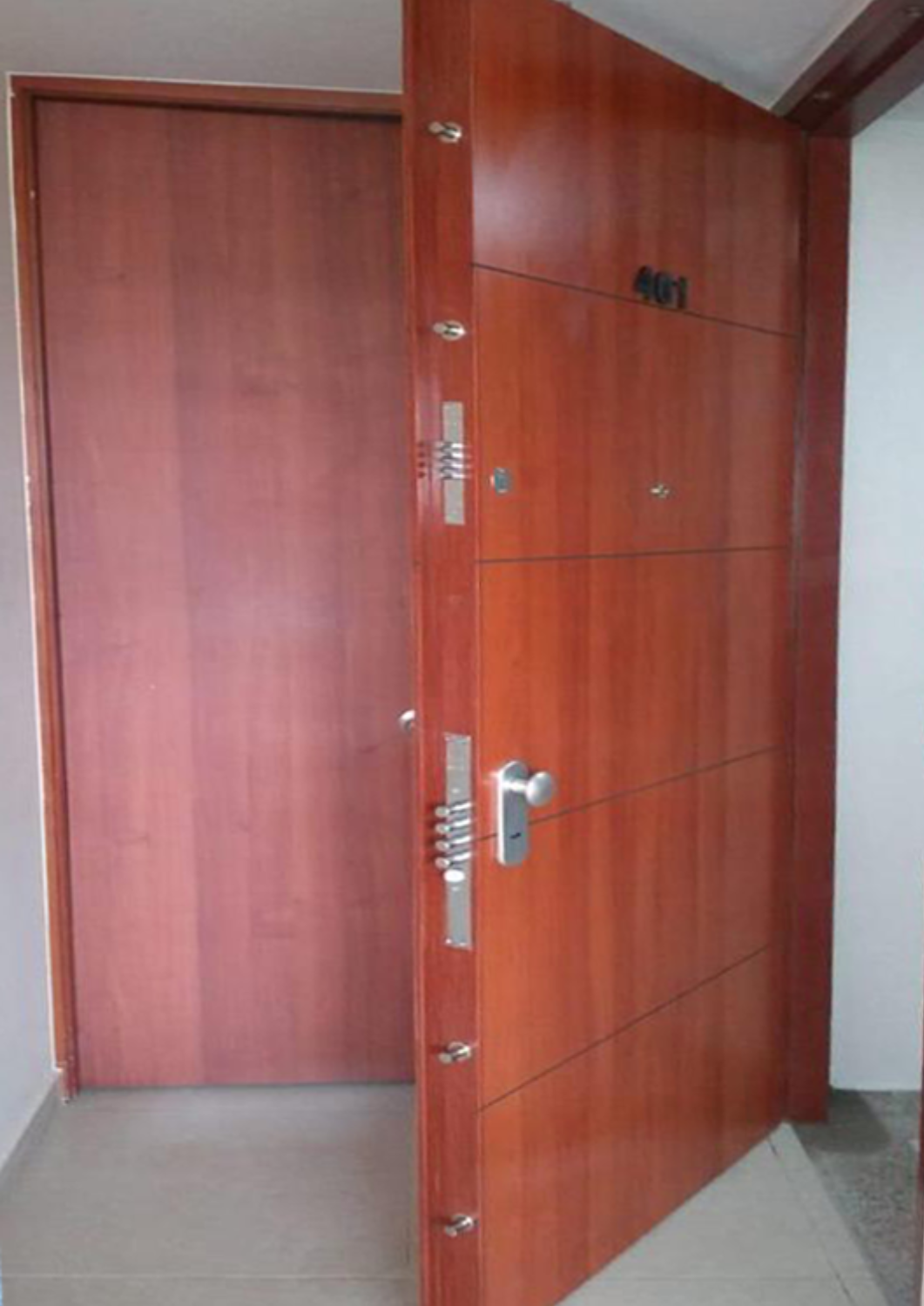 Puerta con cerradura analoga